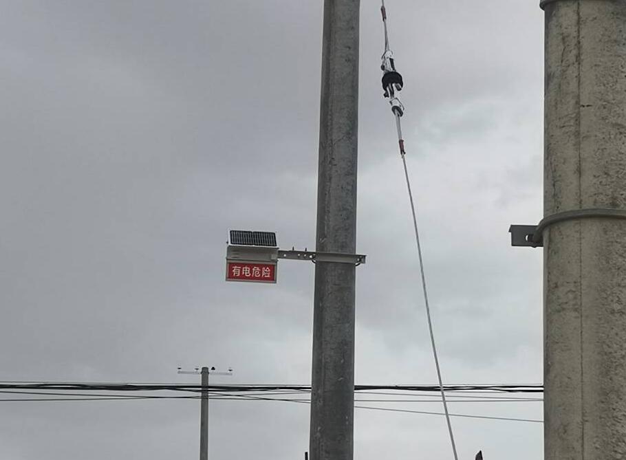 甘肅電力安裝防外破警示牌，為電力防護(hù)增添“保護(hù)傘”